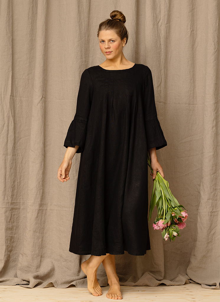 Lång svart linneklänning. Maxiklänning, vid klänning. Bröllopsklänning i linne. K&US Kandus linnekläder dam Stockholm Södermalm
