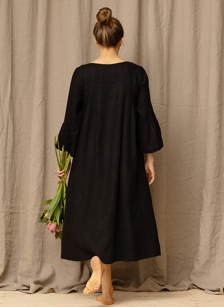 Lång svart linneklänning. Maxiklänning, vid klänning. Bröllopsklänning i linne. K&US Kandus linnekläder dam Stockholm Södermalm