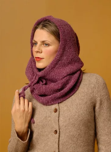 Rosa stickad balaklava i ull. Stickad luva K&US Kandus hållbara ullkläder dam. K&US Kandus damkläder Stockholm Södermalm