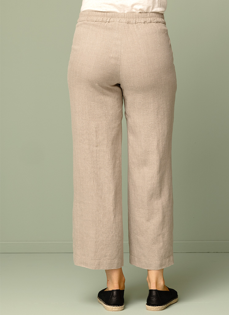 Naturfärgad kortare linnebyxa, culotte med resår bak i midjan och fickor. K&US Kandus linnekläder dam Stockholm