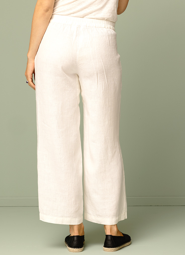 Vit, offwhite kortare linnebyxa, culotte med resår bak i midjan och fickor. K&US Kandus linnekläder dam Stockholm