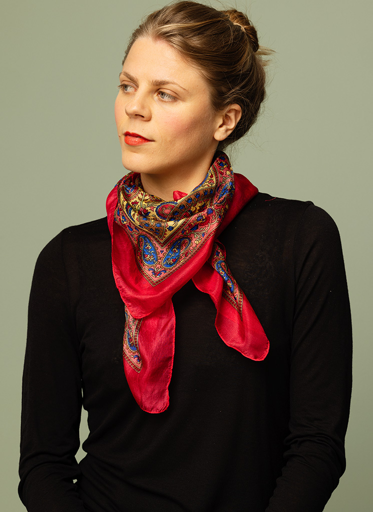 Cerise, rosa paisleymönstrad sidensjal, sjal i siden.
