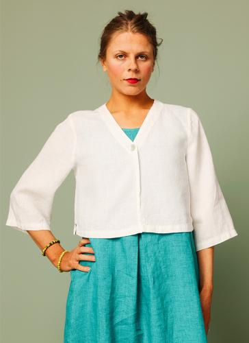 Vit, offwhite bolero, kort linnekavaj, linnejacka dam. V-ringad jacka i linne med en knapp. Jack, kavaj perfekt till barärmad klänning. K&US Kandus linnekläder