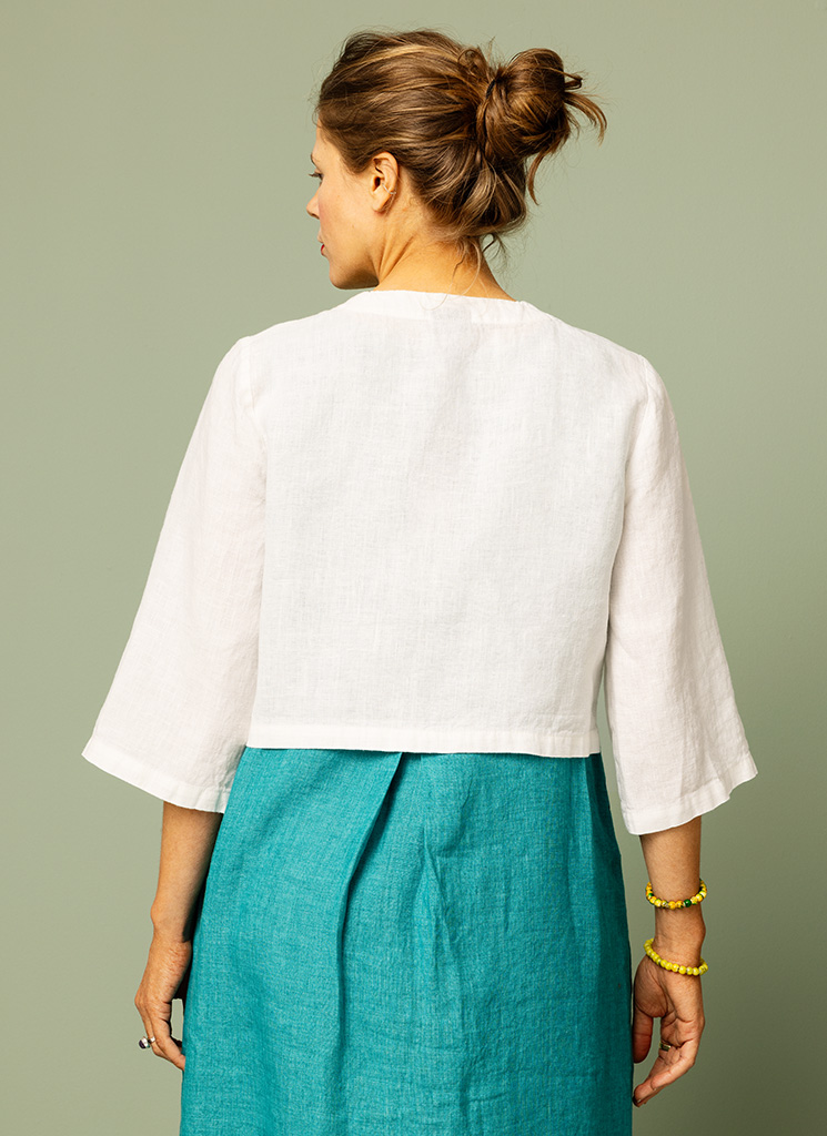 Vit, offwhite bolero, kort linnekavaj, linnejacka dam. V-ringad jacka i linne med en knapp. Jack, kavaj perfekt till barärmad klänning. K&US Kandus linnekläder