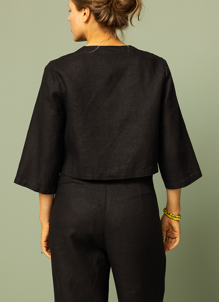 Svart bolero, kort linnekavaj, linnejacka dam. V-ringad jacka i linne med en knapp. Jack, kavaj perfekt till barärmad klänning. K&US Kandus linnekläder