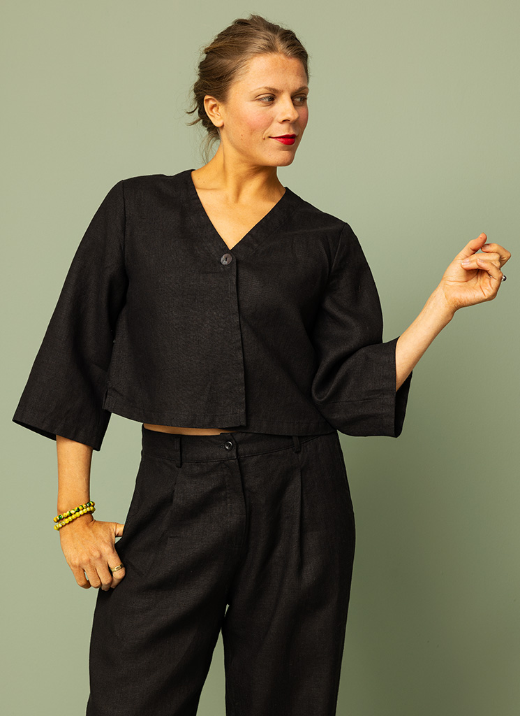 Svart bolero, kort linnekavaj, linnejacka dam. V-ringad jacka i linne med en knapp. Jack, kavaj perfekt till barärmad klänning. K&US Kandus linnekläder