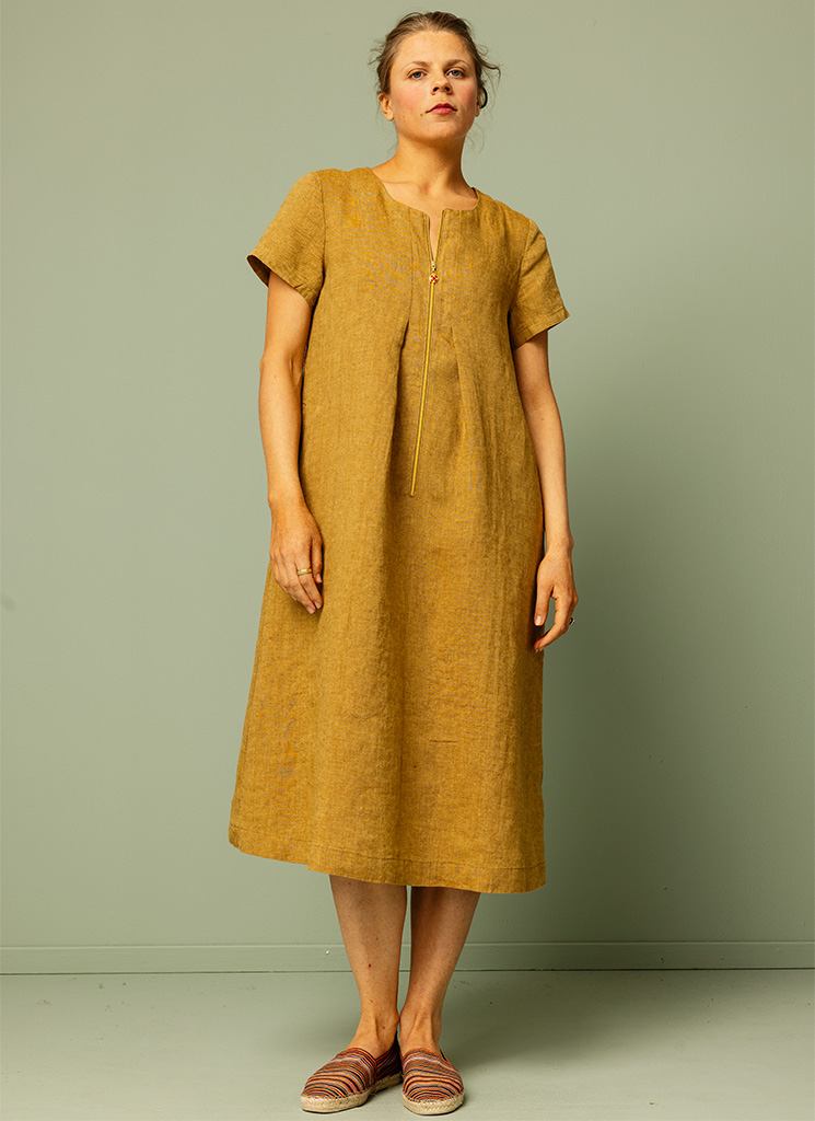 Brun, gul vid linneklänning, midiklänning med kort ärm och blixtlås fram. K&US Kandus linnekläder Stockholm Södermalm