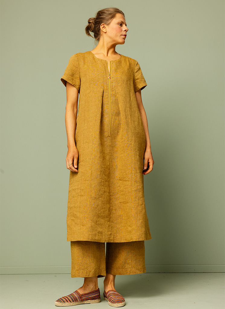 Brun, gul vid linneklänning, midiklänning med kort ärm och blixtlås fram. K&US Kandus linnekläder Stockholm Södermalm