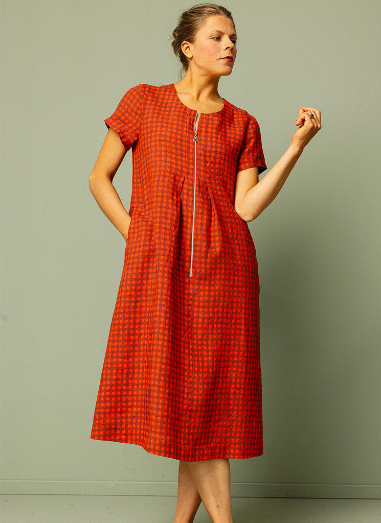 Rödrutig vid linneklänning, midiklänning med kort ärm och blixtlås fram. K&US Kandus linnekläder Stockholm Södermalm