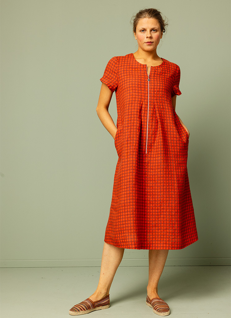 Rödrutig vid linneklänning, midiklänning med kort ärm och blixtlås fram. K&US Kandus linnekläder Stockholm Södermalm