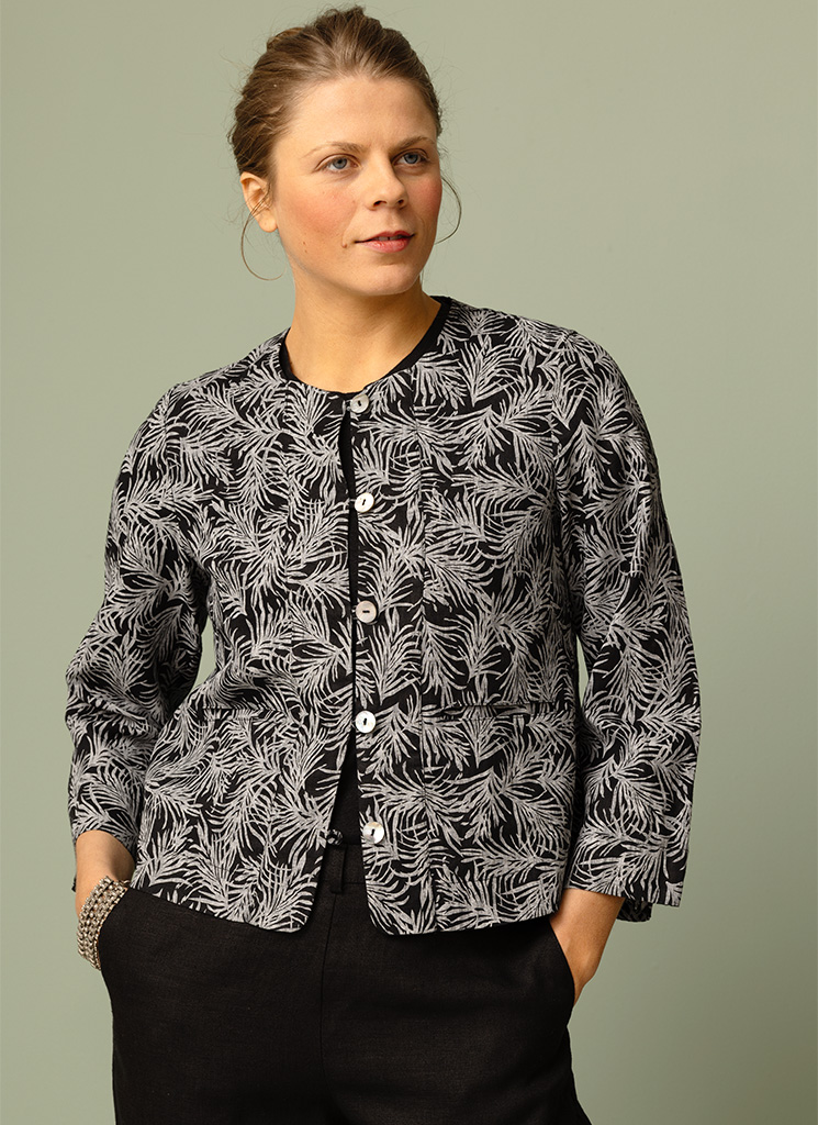 Kort mönstrad linnejacka, svart jacka i linne med mönster dam. Kraglös sommarjacka med trekvartsärm. K&US Kandus linnekläder Stockholm