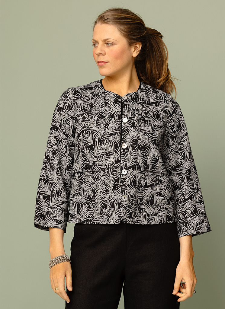 Kort mönstrad linnejacka, svart jacka i linne med mönster dam. Kraglös sommarjacka med trekvartsärm. K&US Kandus linnekläder Stockholm