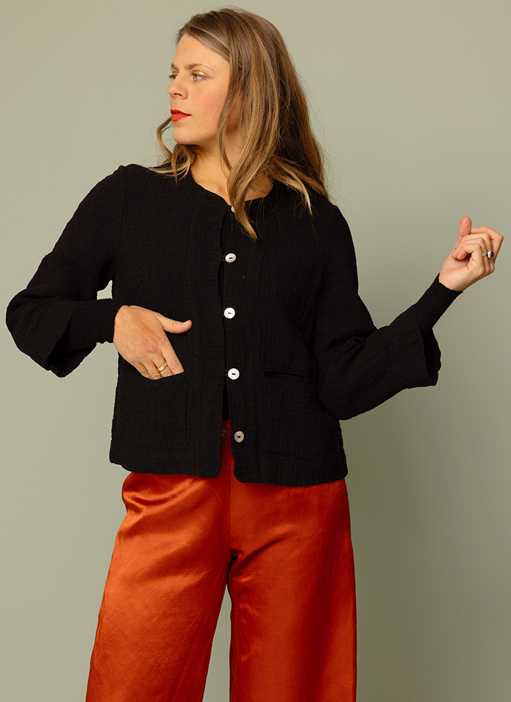 Kort svart linnejacka, jacka i linne med bubblig struktur dam. Kraglös sommarjacka med trekvartsärm. K&US Kandus linnekläder Stockholm