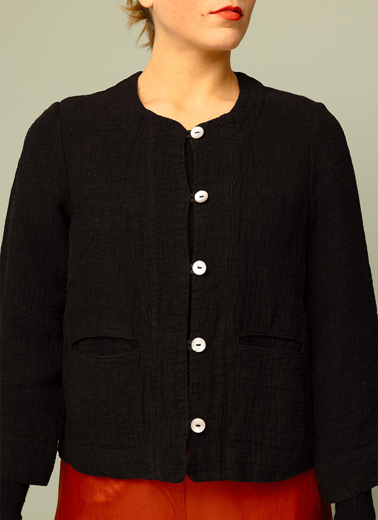Kort svart linnejacka, jacka i linne med bubblig struktur dam. Kraglös sommarjacka med trekvartsärm. K&US Kandus linnekläder Stockholm