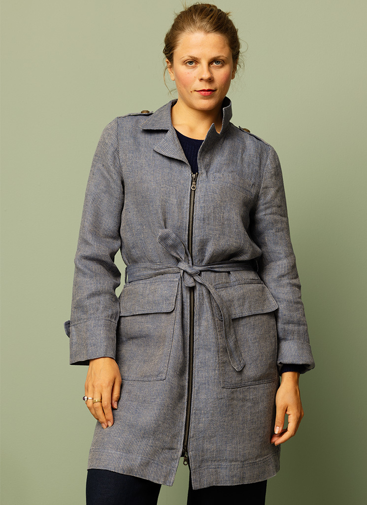 Blå, jeansblå, randig trenchcoat i linne. Linnekappa dam, K&US kandus linnekläder Stockholm Södermalm