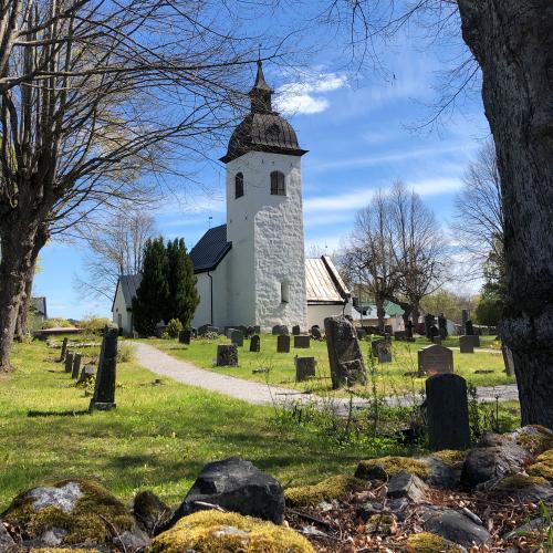 På Färingsö ligger Hilleshögs vackra kyrka