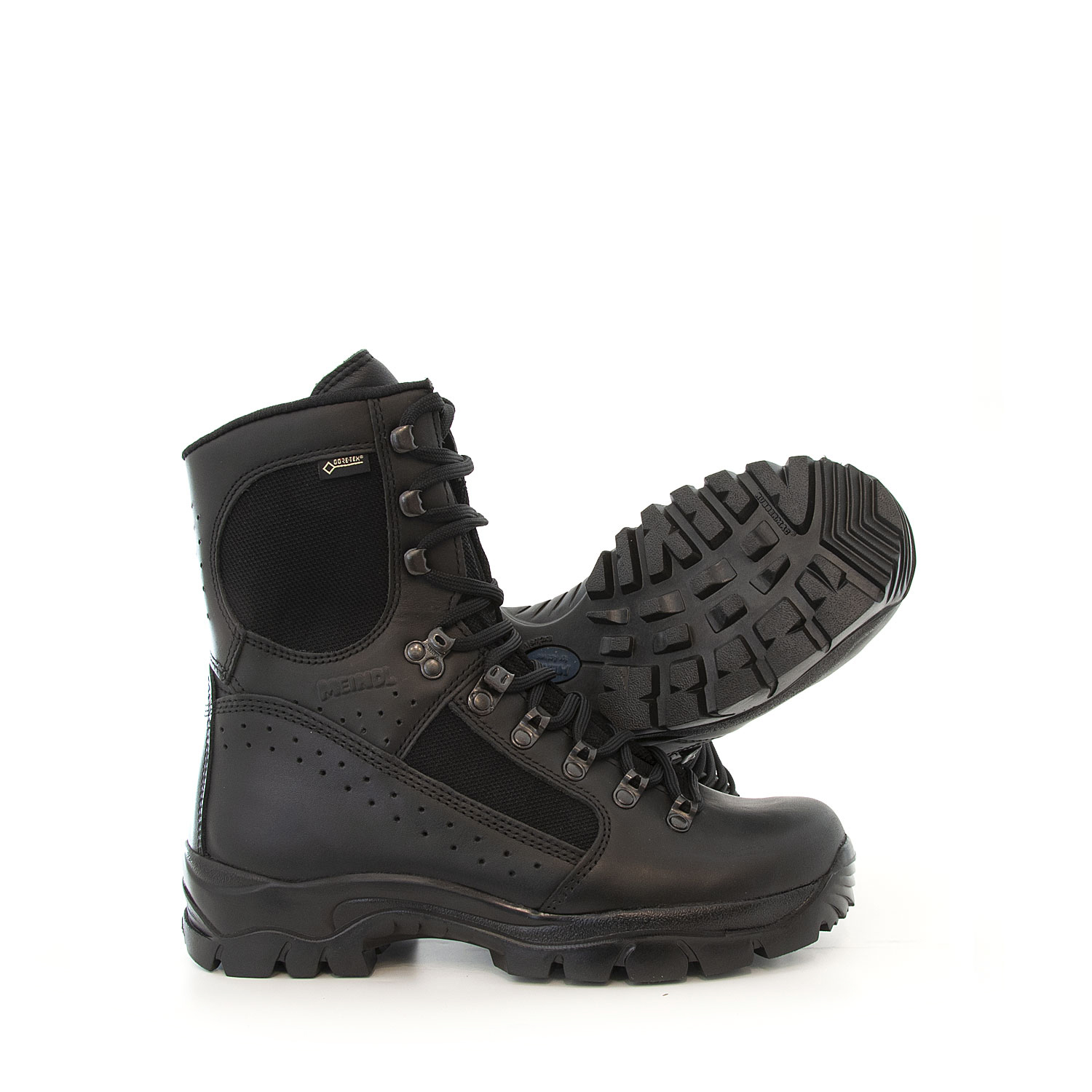 Ett par av den vattentäta, svarta polis- och militärkänga Meindl Kampfstiefel i läder och syntet