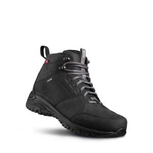 Den låga promenadkängan Alfa Mesa Gtx, sedd snett framifrån. Svart nubuck, vattentät.