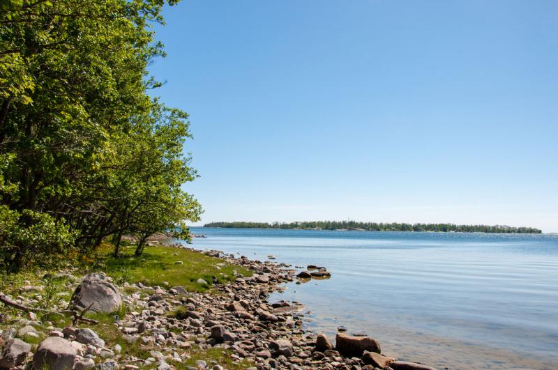 5 km obebyggd strandlinje längs med Riddersholms naturreservat