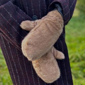 ISABELCC FUR MITTEN WALNUT CO'COUTURE