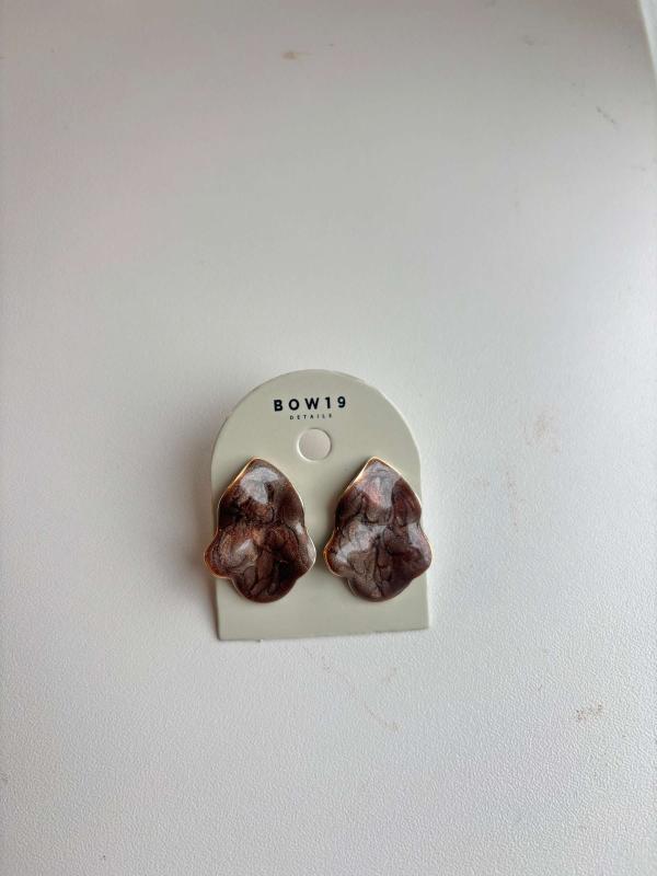 LIP MARBLE EARRINGS SMALL BROWN BOW19