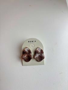 LIP MARBLE EARRINGS SMALL BROWN BOW19