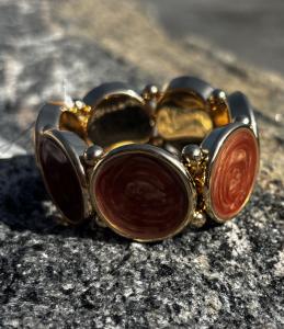 AVA PEARL ELASTIC BRACELET GOLD W PEARL COGNAC BOW19