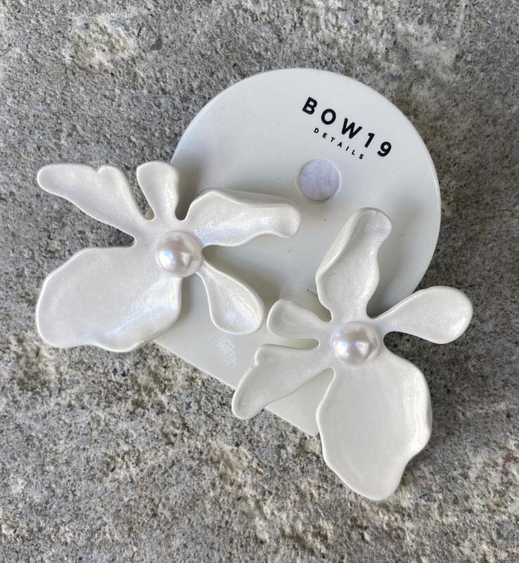 PEARL WHITE EARRINGS WITH PEARL BOW19