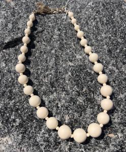 BIG BEAD NECKLACE CREME BOW19