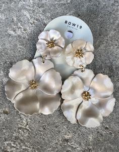 FLOWER TWIN EARING BEIGE PEARL  BOW19