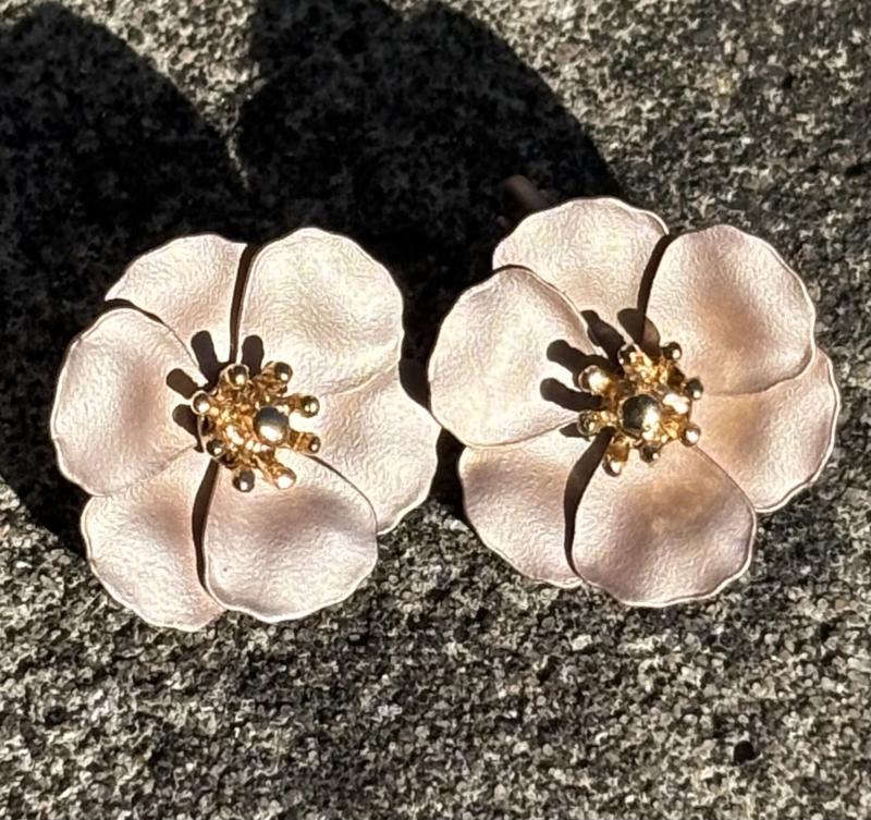 FLOWER SMALL CLIP ON EARRINGS NOUGAT BOW19