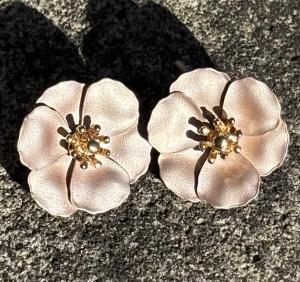 FLOWER SMALL CLIP ON EARRINGS NOUGAT BOW19