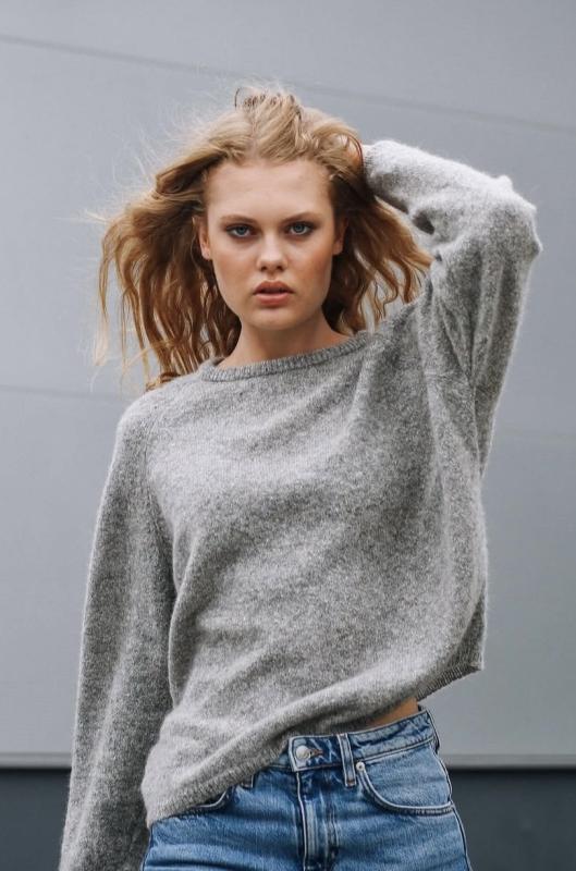 VOLUME SWEATER GREY STRIKK