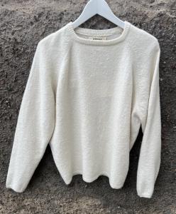 VOLUME SWEATER WHITE STRIKK