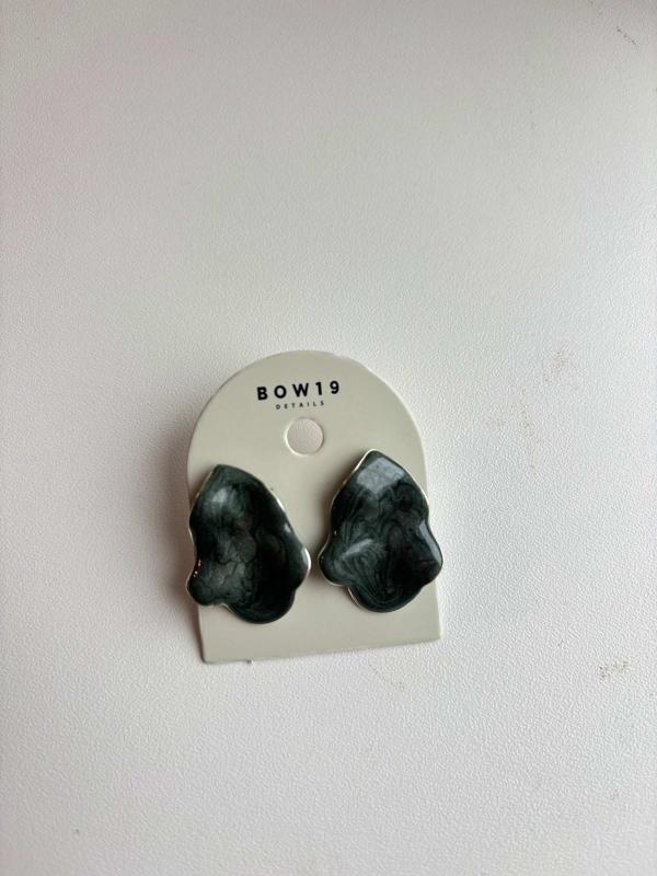 LIP MARBLE EARINGS SMALL DARK GREEN BOW19