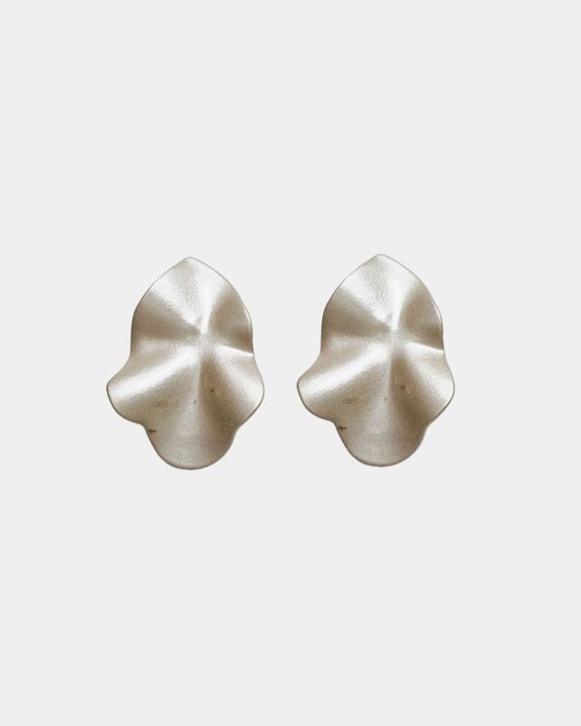 LIP EARRINGS SMALL LIGHT NOUGAT BOW19