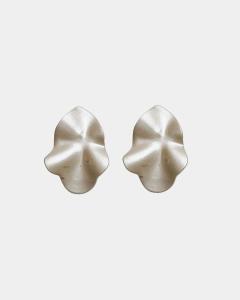 LIP EARRINGS SMALL LIGHT NOUGAT BOW19