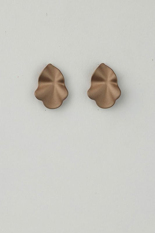 LIP EARRINGS SMALL NOUGAT BOW19