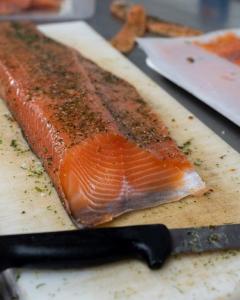 Gravad laxfilé i bit