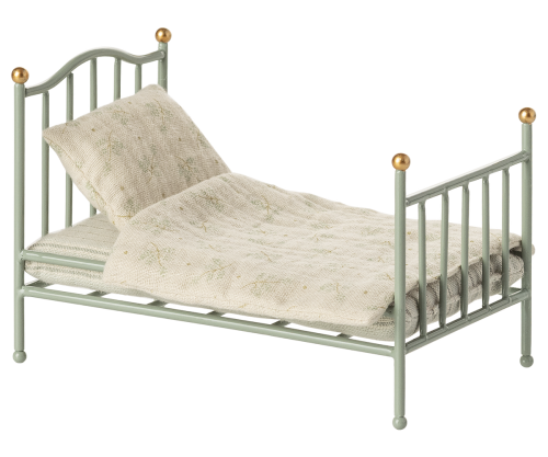Maileg – Liten säng i mint, vintagelook med madrass, kudde och täcke