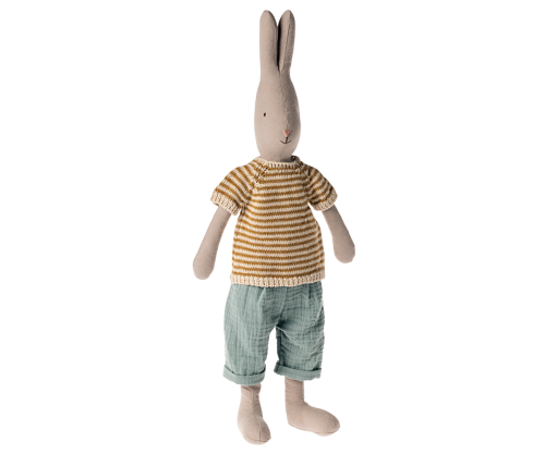 Maileg kanin - size 3 - Pojke i stickad blus och shorts