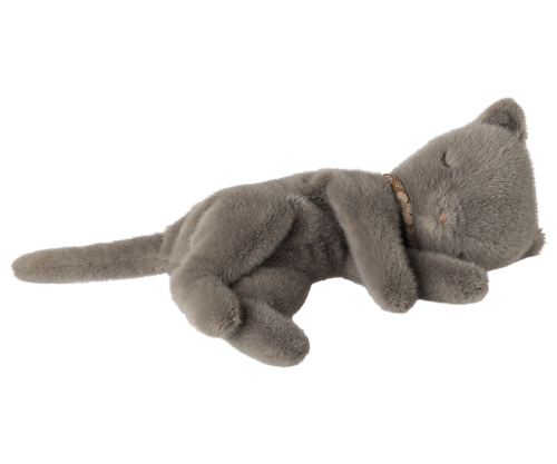 Maileg – Katt i plysch i färg grå, kattunge grey med halsband, sleeping kitten storlek small