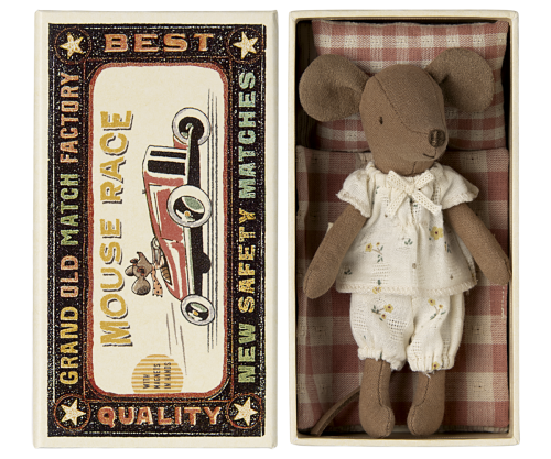 Maileg – Storasyster med pyjamas i tändsticksask, magneter i händerna