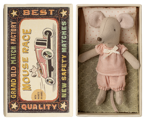Maileg – Lillasyster mus med rutiga rosa kläder i tändsticksask, magneter i händerna
