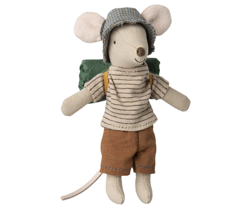 Maileg – Storebror vandrarmus med hatt, brunrandig tröja och bruna byxor, mus med sovsäck och magneter i händerna