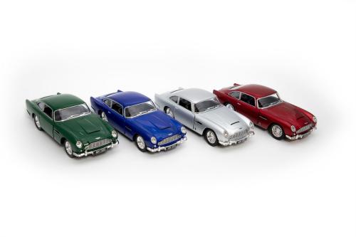 Bil Aston Martin i metall