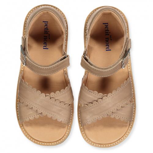CROSS-OVER SCALLOP SANDAL - SAND