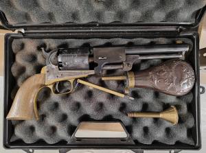 Colt Dragoon .44 3rd gen (Svartkrut, Licenspliktig) - Försäljningsuppdrag