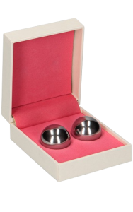 Större metallkulor tillverkade av kirurgiskt stål. Nickelfria.