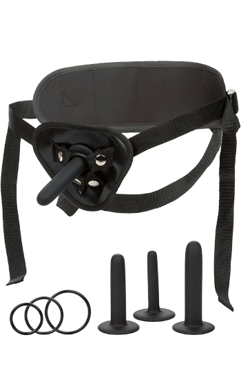 Pegging-kit med tre dildos av silikon och mjuk sele.